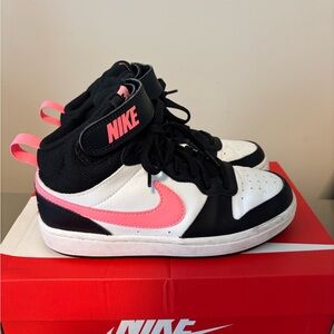 Girl’s Nike Court Borough Mid 2, size 3.5Y